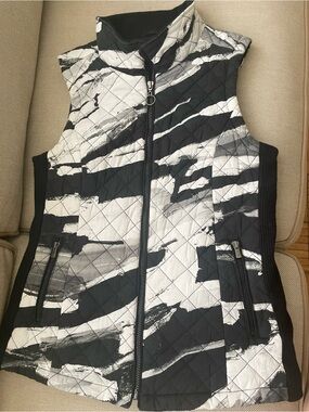 Vest sleeveless, Black & White, Quilted 
Modern Print